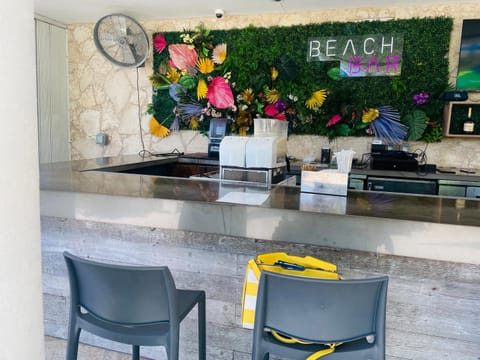 Property building, Restaurant/places to eat, Lounge or bar, Beach, Beach, Swimming pool, Breakfast