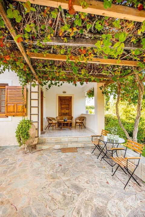 Property building, Patio, Garden, Balcony/Terrace, Seating area, Dining area, Garden view