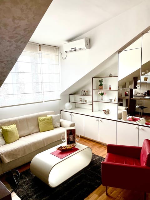 Living room, Dining area, air conditioner