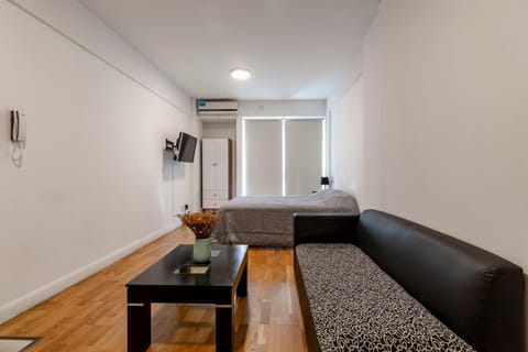 Bed, TV and multimedia, Living room, Photo of the whole room, Seating area, Bedroom