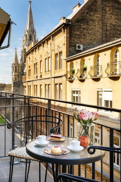 Property building, Patio, Day, View (from property/room), Balcony/Terrace, City view, Landmark view
