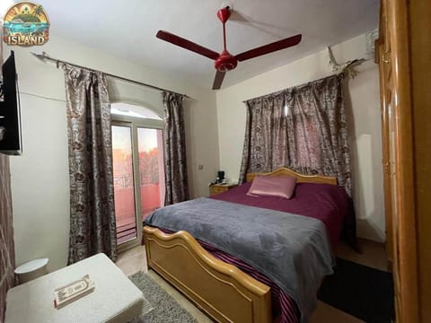 Bed, TV and multimedia, Photo of the whole room, Bedroom, fireplace