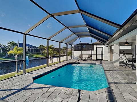 Patio, Balcony/Terrace, Seating area, Dining area, River view, Swimming pool