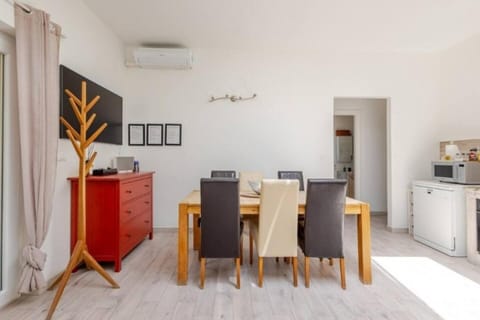 TV and multimedia, Kitchen or kitchenette, Seating area, Dining area, air conditioner