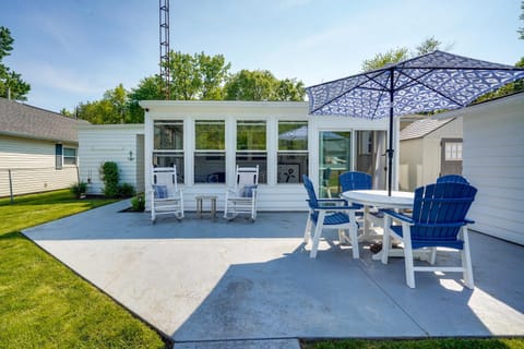 Waterfront Lakeview Cottage with Dock and Lift! House in Indian Lake