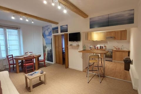 TV and multimedia, Kitchen or kitchenette, Living room, Seating area, Dining area, oven, stove