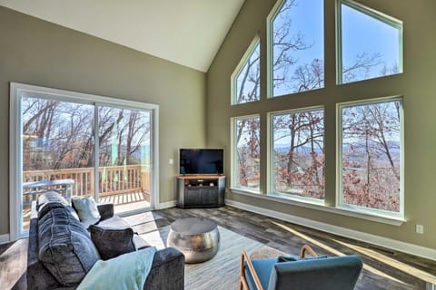 Mtn Views, Walkable Location Asheville Retreat! House in Woodfin