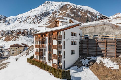 Property building, Facade/entrance, Natural landscape, Winter, Skiing, View (from property/room), Balcony/Terrace, On site, Landmark view, Mountain view, River view, Parking, pet friendly
