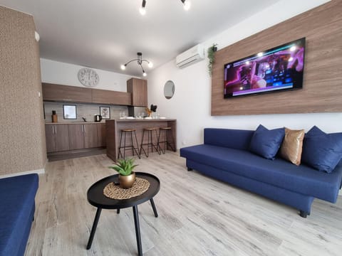 TV and multimedia, Kitchen or kitchenette, Living room, Seating area, Dining area
