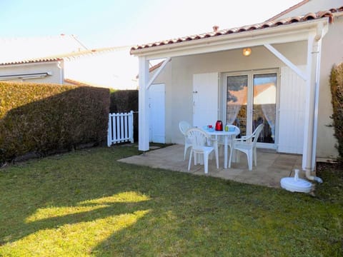 Property building, Patio, Day, Garden, Dining area, Garden view