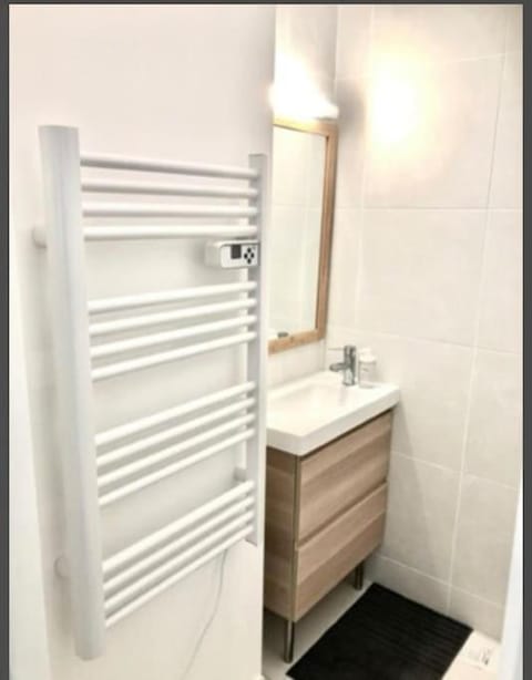 Studio Neuf, Meublé avec climatisation et parking payants Apartment in Île-de-France