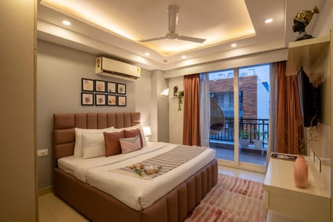 Bed, TV and multimedia, Living room, Photo of the whole room, Seating area, Bedroom, towels, air conditioner