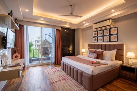 Bed, TV and multimedia, Living room, Photo of the whole room, Seating area, Bedroom