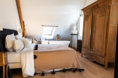 Bed, Photo of the whole room, Bedroom, wardrobe