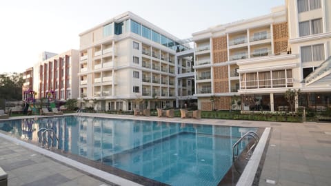 Property building, Day, Pool view, Swimming pool, Swimming pool