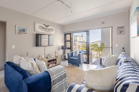 Patio, Day, TV and multimedia, Balcony/Terrace, Living room, Decorative detail, Seating area