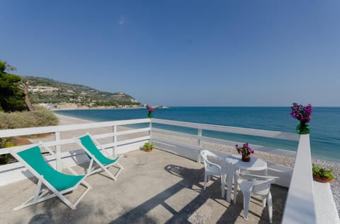View (from property/room), Balcony/Terrace, Beach, Sea view, sunbed
