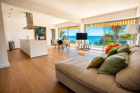 TV and multimedia, View (from property/room), Balcony/Terrace, Living room, Seating area