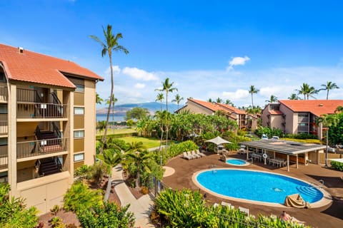 Property building, Patio, Day, Pool view, Swimming pool, sunbed