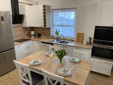 Communal lounge/ TV room, Coffee/tea facilities, Kitchen or kitchenette, Kitchen or kitchenette, Dining area, dishwasher, minibar, pet friendly, stove