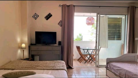 Bed, TV and multimedia, Seating area, Bedroom