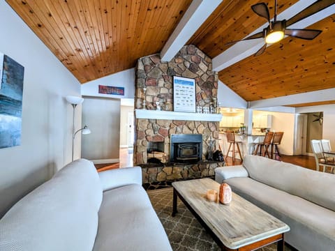 Kitchen or kitchenette, Living room, Seating area, Dining area, fireplace