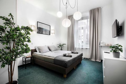 Bed, TV and multimedia, Photo of the whole room, Seating area, Bedroom