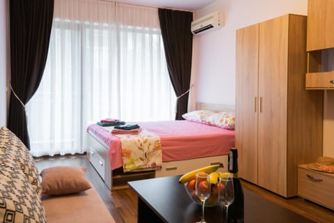 Bed, Photo of the whole room, Seating area, Bedroom, wardrobe, air conditioner