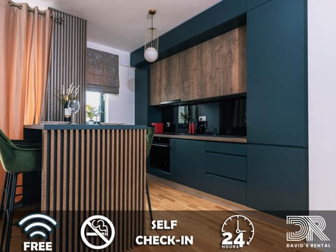 Kitchen or kitchenette, Dining area, Logo/Certificate/Sign, minibar, stove