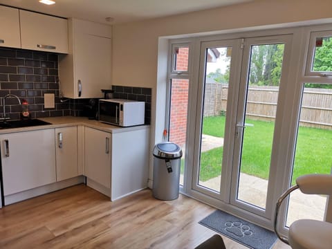 Garden, Coffee/tea facilities, Kitchen or kitchenette, Dining area, Garden view, dishwasher, minibar, pet friendly, stove, toaster
