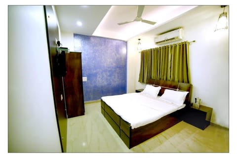 Bed, Photo of the whole room, Bedroom, wardrobe, air conditioner