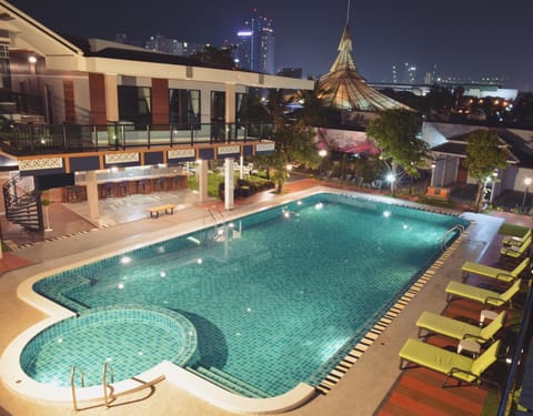Swimming pool