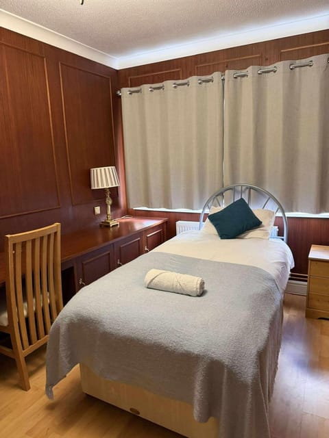 Super King Bed Suite, Executive office, fast WiFi, free parking House in South Cambridgeshire District