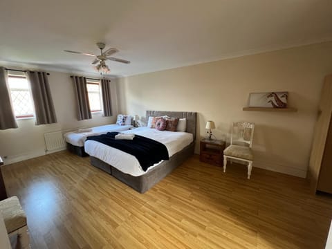 Super King Bed Suite, Executive office, fast WiFi, free parking House in South Cambridgeshire District