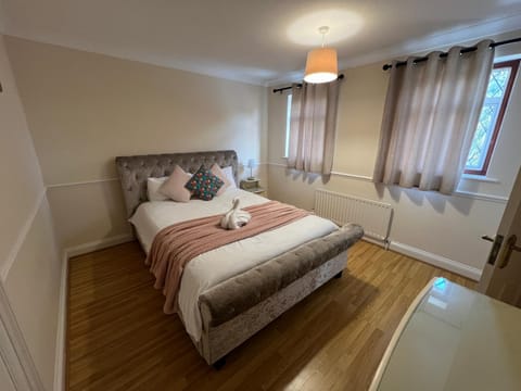 Super King Bed Suite, Executive office, fast WiFi, free parking House in South Cambridgeshire District