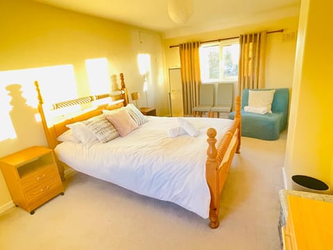 St Ives, King Bed Cosy home, parking, fast Wi Fi House in South Cambridgeshire District