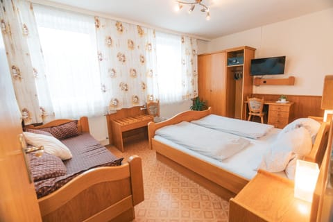 Bed, TV and multimedia, Photo of the whole room, Seating area, Bedroom, wardrobe