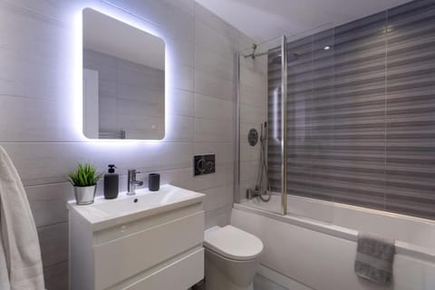 Luxury 3 floor Town House by Tolcarne Beach House in Newquay