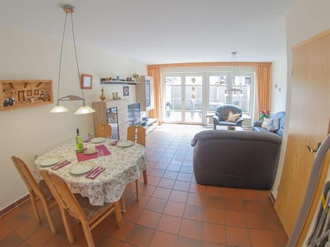 Photo of the whole room, Dining area