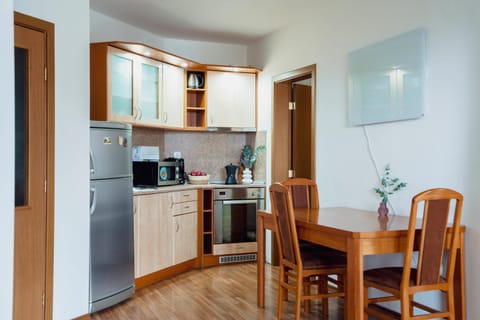 Kitchen or kitchenette, Dining area, minibar, pet friendly, stove