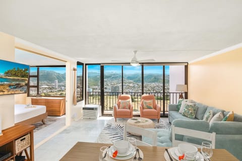 TV and multimedia, Living room, Seating area, Dining area, Mountain view