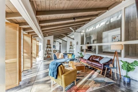 301 Rochelle House in Irving