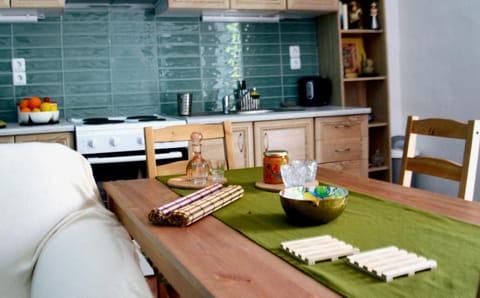 Kitchen or kitchenette, Food and drinks, Dining area, stove