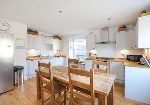 Kitchen or kitchenette, Decorative detail, Seating area, Dining area