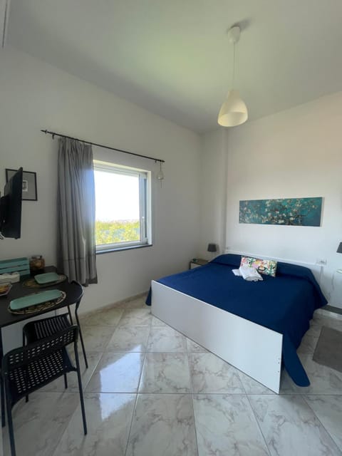 Bed, TV and multimedia, Photo of the whole room, Seating area, Bedroom