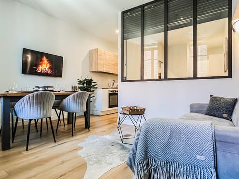 TV and multimedia, Kitchen or kitchenette, Living room, Seating area, Dining area, flat iron, minibar, pet friendly, stove