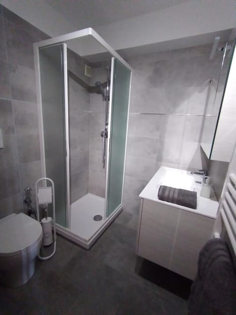 Studio entièrement rénové coté plage avec garage Apartment in Roquebrune-Cap-Martin