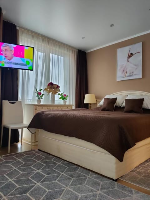 Bed, TV and multimedia, Bedroom