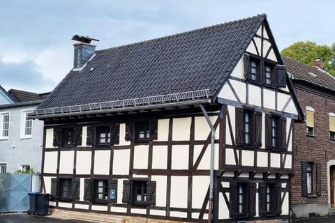 altes romantisches Fachwerkhaus in Rheinnähe auch für Workation geeignet House in Cologne