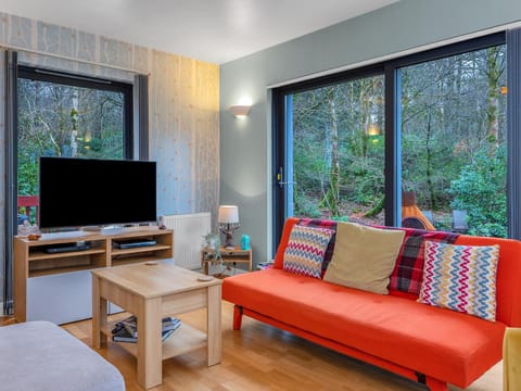 Cheerful Stays: 4 Bedroom Cottage in Arrochar House in Scotland